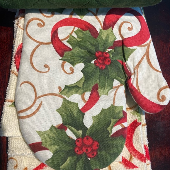 Seven-Piece Holiday Linens - Picture 2 of 5
